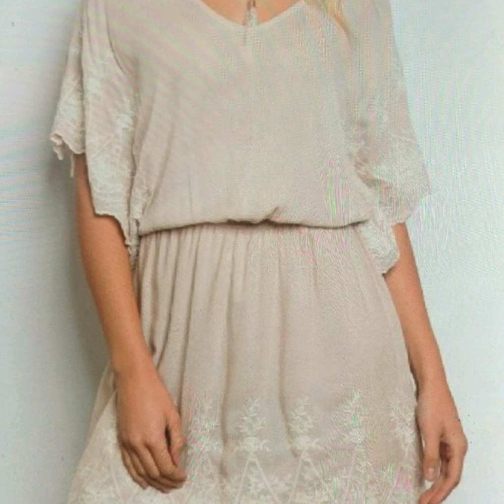 Med.😍V-neck Cream Embroidered Lace Dress⚘ 💖